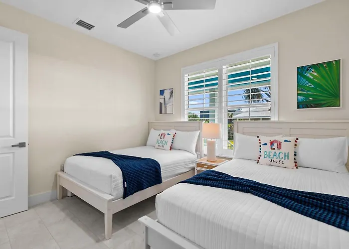 Beach Bound - 2025 Luxury Build - Walk To Beach & Town