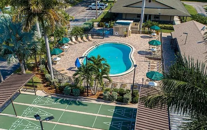 Sunny Gulf Coast Getaway-Near Beach-Shared Pool!